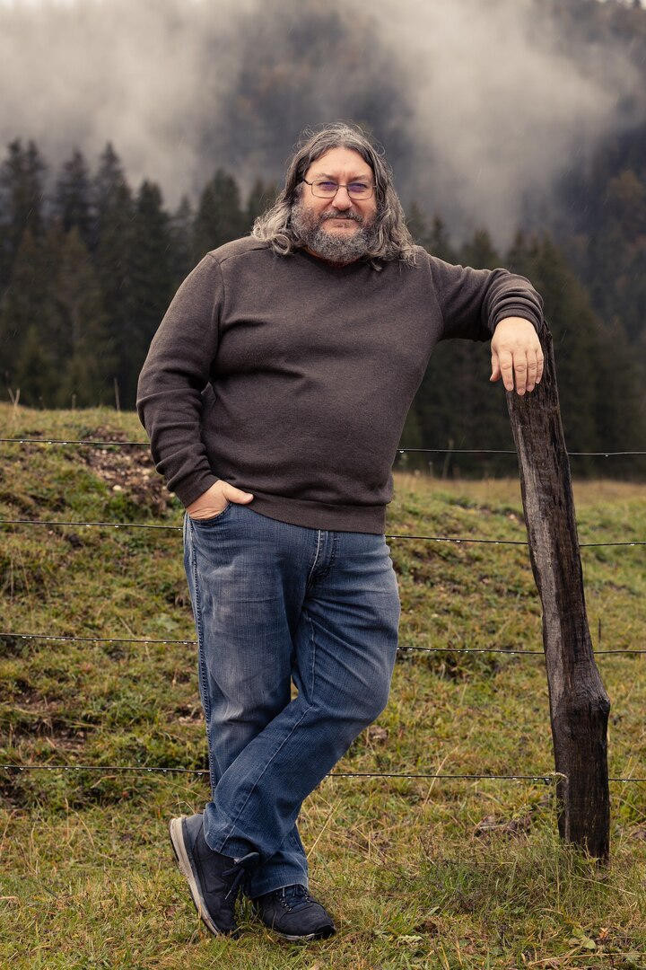 Eric Coudray en Foncine-le-Haut, en el Jura Suizo. Constructor de movimientos, se define como alguien que “dispone los componentes mecánicos de una manera poco convencional”.