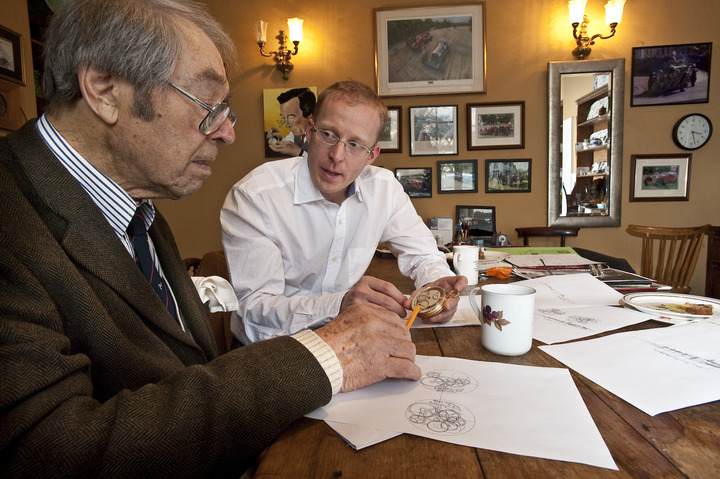 Roger W. Smith con su mentor George Daniels