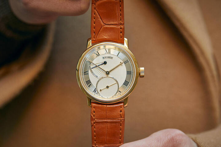 Un reloj de pulsera Serie 2 de cuerda manual de oro de 18 quilates de Roger W. Smith superó su estimación máxima al venderse por £ 516,900 en la venta de Bonhams Fine Watches en diciembre pasado.