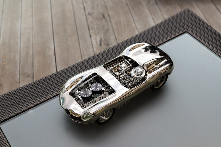 El Time Fast II en cromo rinde homenaje a las líneas icónicas de los coches de carreras de la década de 1960. Las horas y los minutos del movimiento de fabricación de ocho días se encuentran en los filtros de aire dobles que alimentan los dos bancos de carburadores del V8.