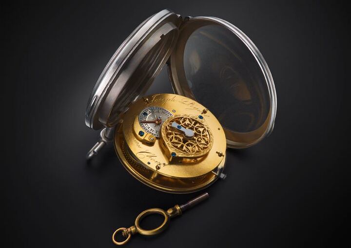 Este reloj de bolsillo, presentado al comienzo de la visita, es actualmente el reloj más antiguo que se exhibe en el Musée Atelier Audemars Piguet. Fue realizado por Joseph Piguet en 1769 para marcar el final de su aprendizaje y su entrada en la Corporation des Horlogers de la Vallée de Joux, y ha permanecido en la familia desde entonces. Ahora pertenece a Olivier Audemars, el tatara-tatara-tataranieto de Joseph Piguet.