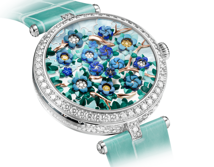La esfera tridimensional del Lady Arpels Heures Florales ofrece una interpretación poética del paso del tiempo, gracias a la apertura y cierre de 12 corolas. Dar la hora se convierte en un espectáculo, ya que las flores florecen y se cierran, renovando el paisaje de la esfera cada 60 minutos.
