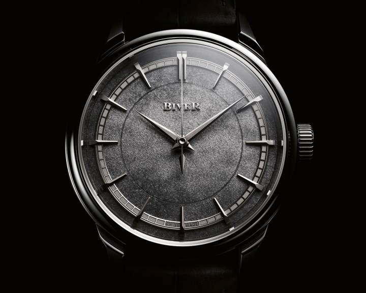 Con una caja de 39 mm de diámetro, el Biver Automatique es el primer automático de tres agujas de la marca. Este modelo es de platino y luce una esfera de obsidiana negra arenada.