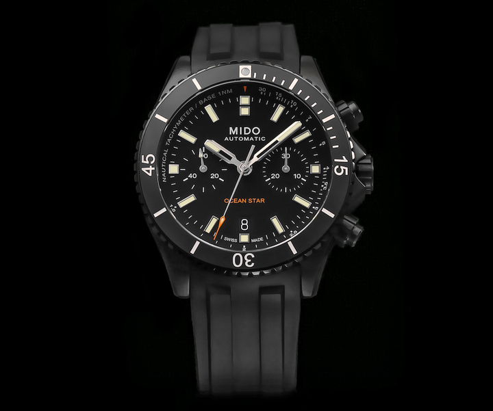 El modelo Ocean Star viene en una versión cronógrafo por primera vez este año. El Calibre 60 automático de Mido está alojado en una caja negra de acero inoxidable tratada con DLC. El fondo de la caja atornillada revela un relieve de estrella de mar pulido.
