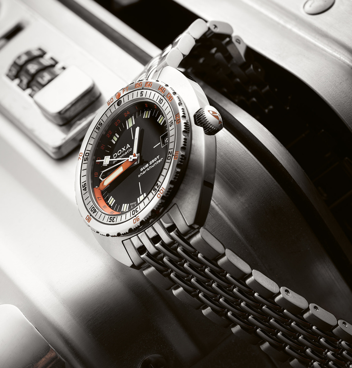 Horas, minutos, segundos, una ventana de fecha a las 3 en punto y función GMT lista para viajar, el nuevo SUB 250T GMT lo reúne todo en una nueva caja de 40 mm, con 18 nuevas referencias que ahora se suman a la línea permanente SUB, incluida, por primera vez en la marca, una edición especial vintage Sharkhunter con una esfera degradada.