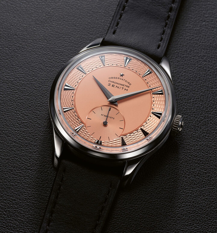 Presentada en 2022, la edición limitada Zenith X Voutilainen X Phillips de diez relojes de platino Cal 135-O fue un éxito inmediato entre los coleccionistas y se vendió en minutos. En su subasta de noviembre, Phillips puso a la venta un undécimo, un artículo único con caja de niobio y esfera guilloché color salmón. Todas las ganancias se destinaron a la Fundación Susan G. Komen® para el cáncer de mama.