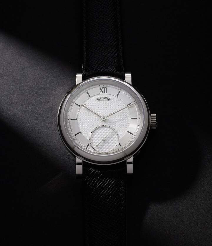 Este exclusivo reloj de pulsera de la 'Serie 1' fabricado por Roger Smith, con una personalización de la esfera propuesta por A Collected Man, alcanzó un precio de martillo de 660 000 libras esterlinas el año pasado. El veinte por ciento de las ganancias se donaron a Alliance of British Watch and Clock Makers, el organismo comercial del que Roger W. Smith es presidente.