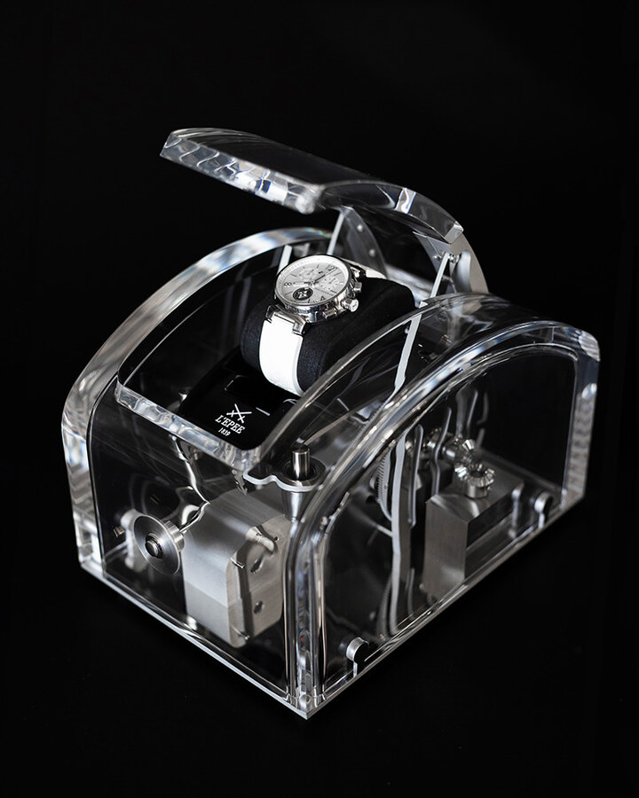 Diseñado en colaboración con Winston Chapman, el Watch Box cobra vida al presionar un botón, cuando un sistema mecánico abre la caja al mismo tiempo que levanta el reloj de pulsera.