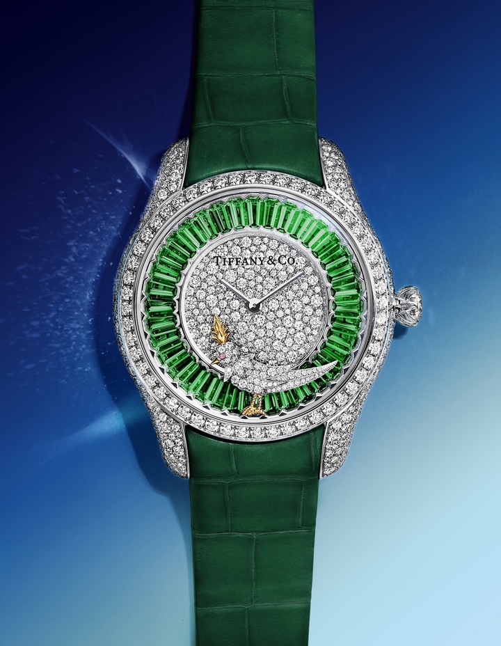 Tiffany & Co. también presentó dos nuevas interpretaciones del reloj Jean Schlumberger by Tiffany, Bird on a Rock: un reloj de 39 mm engastado con tsavoritas talla baguette con un total de 5,4 quilates y el otro modelo de 36 mm con pavé completo de diamantes resaltado con 30 aguamarinas talla baguette.