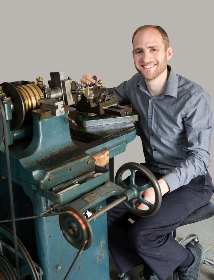Joshua Shapiro, fundador y CEO de la marca homónima J.N. Shapiro Watches, también es educador con una licenciatura y una maestría en historia de los Estados Unidos.